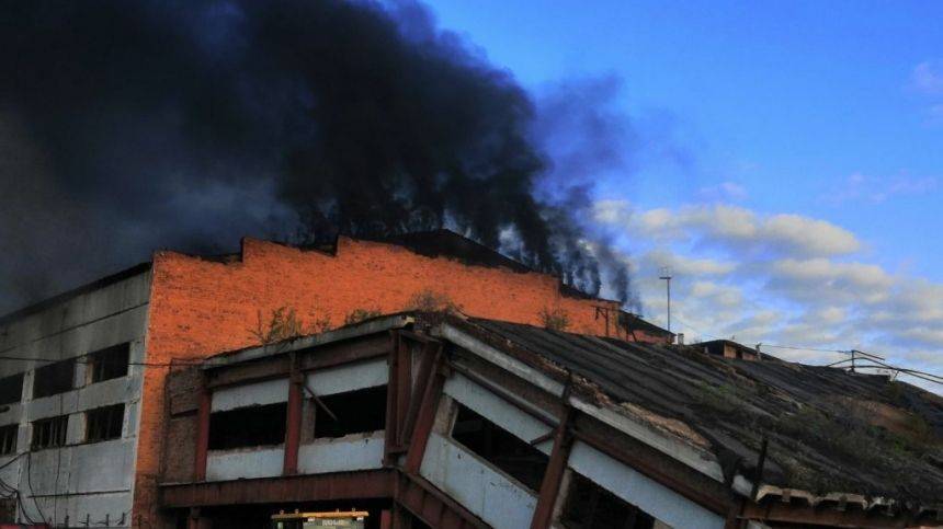 Крупный пожар охватил промышленное предприятие в Иркутской области