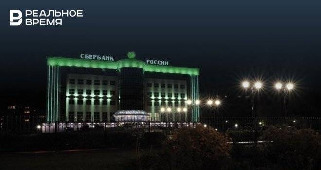 Ночью пожарные вскрыли дверь в офисе Сбербанка в Казани — видео