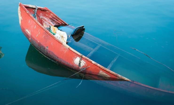 Жуткая трагедия на Нарочи. В 2,5 км. от берега перевернулась лодка с тремя специалистами, двое погибли