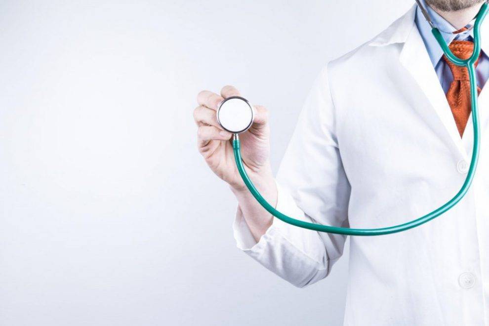 Жителей Глазова призывают сообщать о невыплатах надбавок врачам за работу с больными коронавирусом