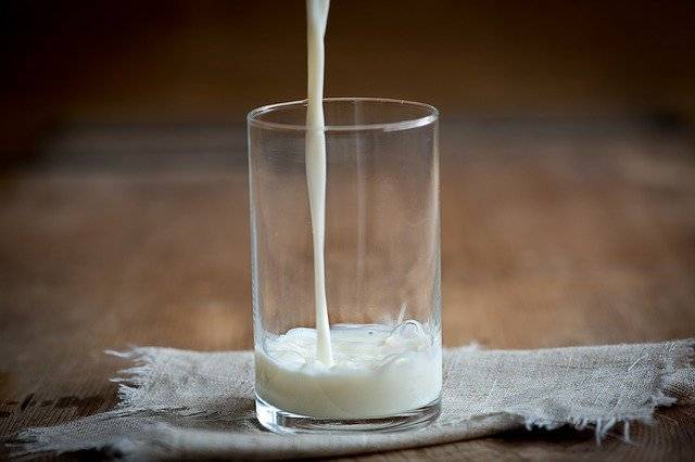 Диетолог объяснил, чем молоко опасно во время пандемии