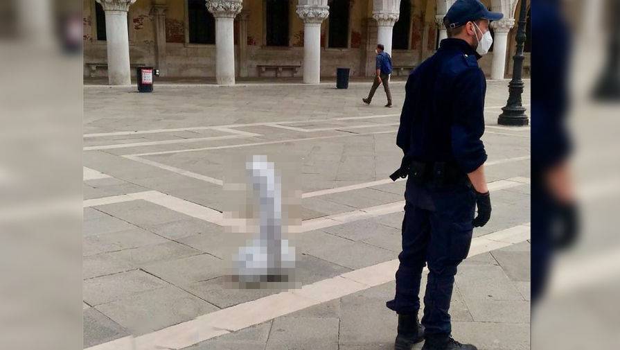 На площади в Венеции неизвестные установили бетонный пенис