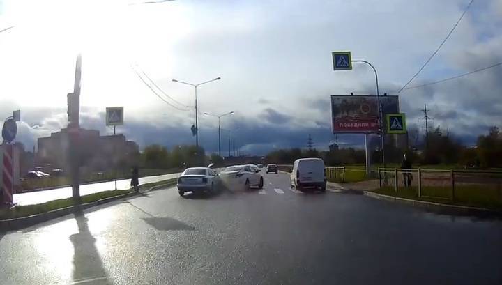 Таран с переворотом: серьезная авария в Петербурге попала на видео