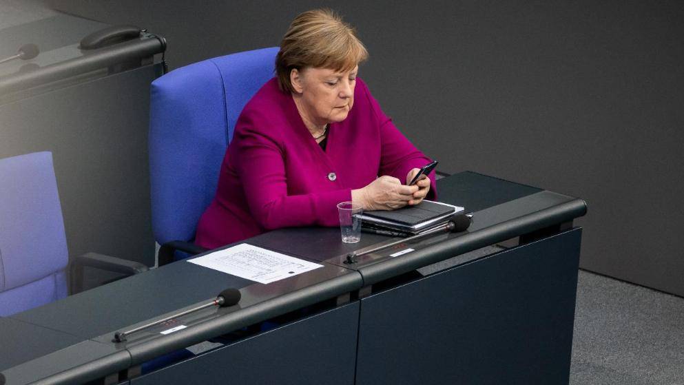 Меркель целый день не выпускает телефон из рук: в чем причина?