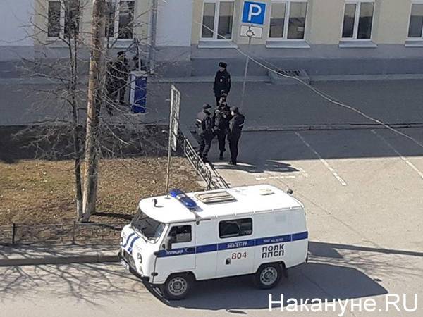 В Казани сотрудница МВД без маски и перчаток выписала штраф мужчине без маски и перчаток