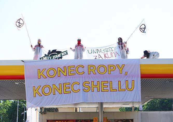 В Праге активисты залезли на заправки Shell. Собственник решил им не мешать