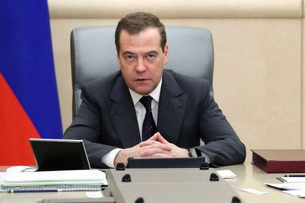 Медведев предложил критикам волонтеров встать с дивана и рискнуть здоровьем