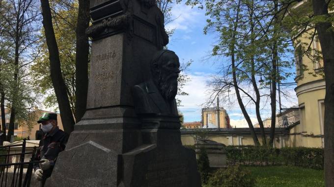 В Петербурге началась реставрация надгробного памятника Достоевскому