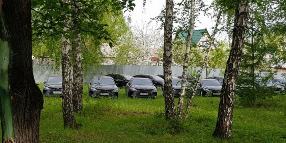 Более 50 новых Toyota Camry случайно нашли в лесу