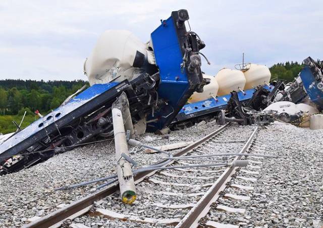 Чешская полиция обвинила в крушении поезда машиниста: видео