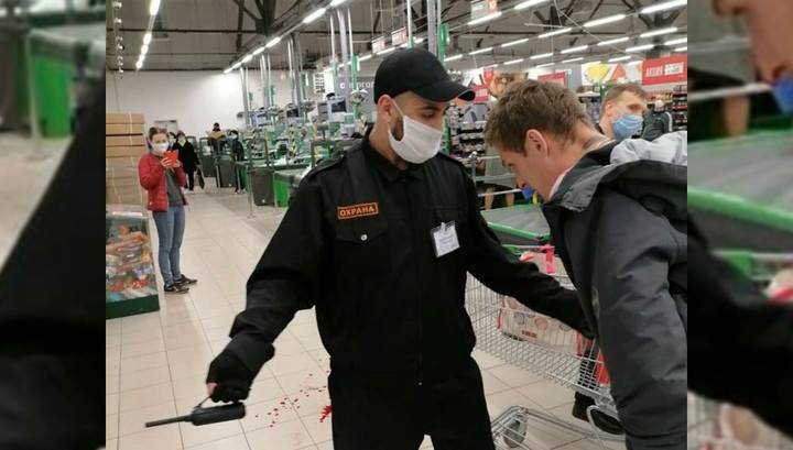 Охранники избили посетителя супермаркета в Чехове из-за приспущенной маски