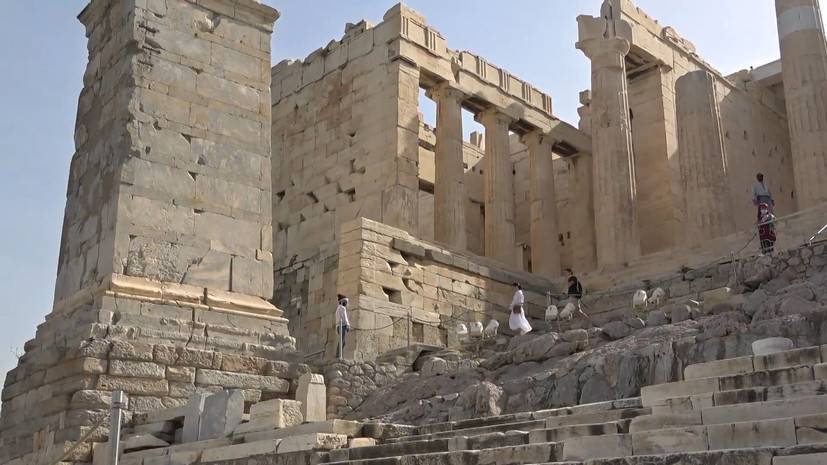 Первые туристы посещают афинский Акрополь после снятия ограничений — видео