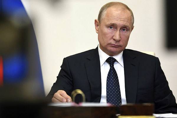 Путин раскритиковал министров за неясные принципы выплат медикам