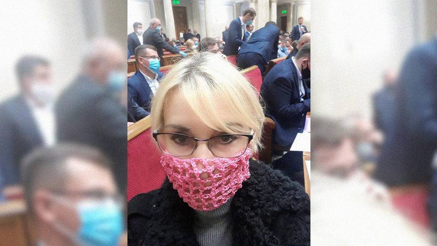 Депутат Рады пришла на заседание в маске в сетку, протестуя против карантина