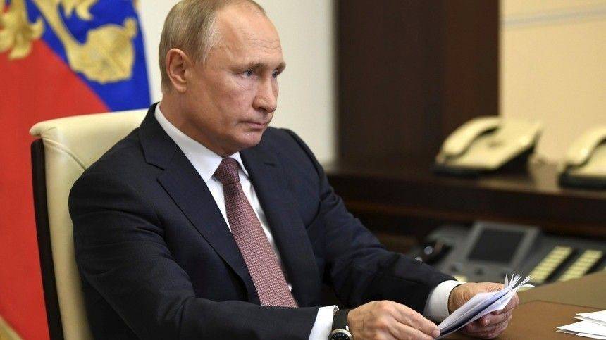 Путин раскритиковал правительство за проблемы с выплатами врачам