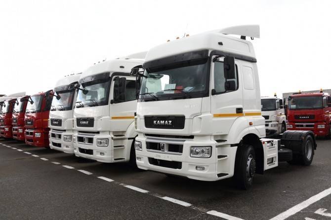 Более трети рынка грузовиков в РФ приходится на седельные тягачи