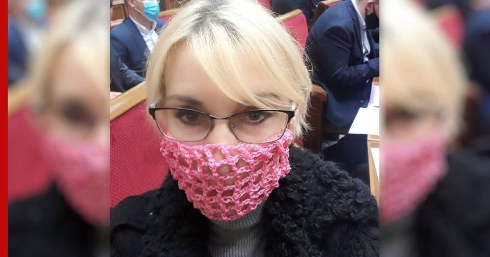 Депутат Рады пришла на заседание в розовой маске «в сетку»