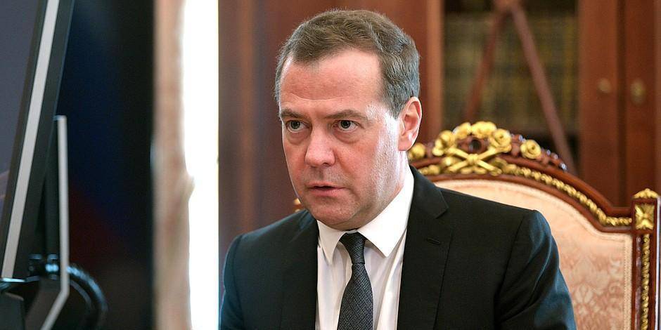 Медведев призвал критиков "встать с дивана" и помочь россиянам