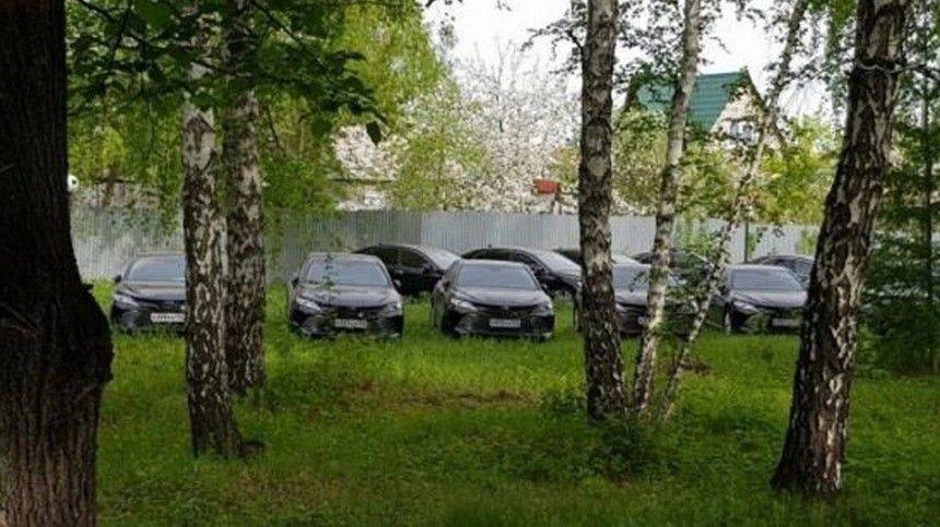 Полсотни новых правительственных иномарок нашли в челябинском лесу - 5-tv.ru - Челябинская обл. - Челябинск