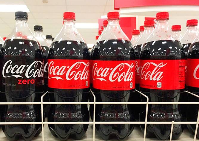 Coca-Cola в двухлитровых бутылках исчезнет из чешских магазинов
