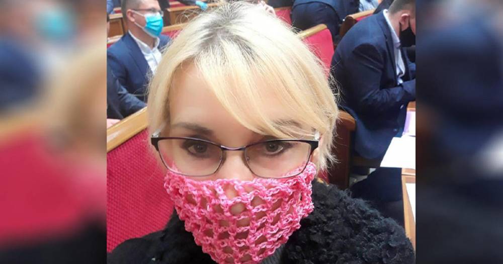 Депутат Рады объяснила появление на заседании в маске в сетку