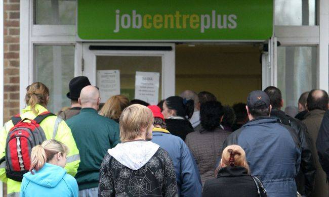 Число безработных в Великобритании резко возросло, а вакансий сократилось