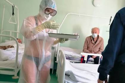 Российская медсестра пришла на работу в прозрачном костюме и бикини