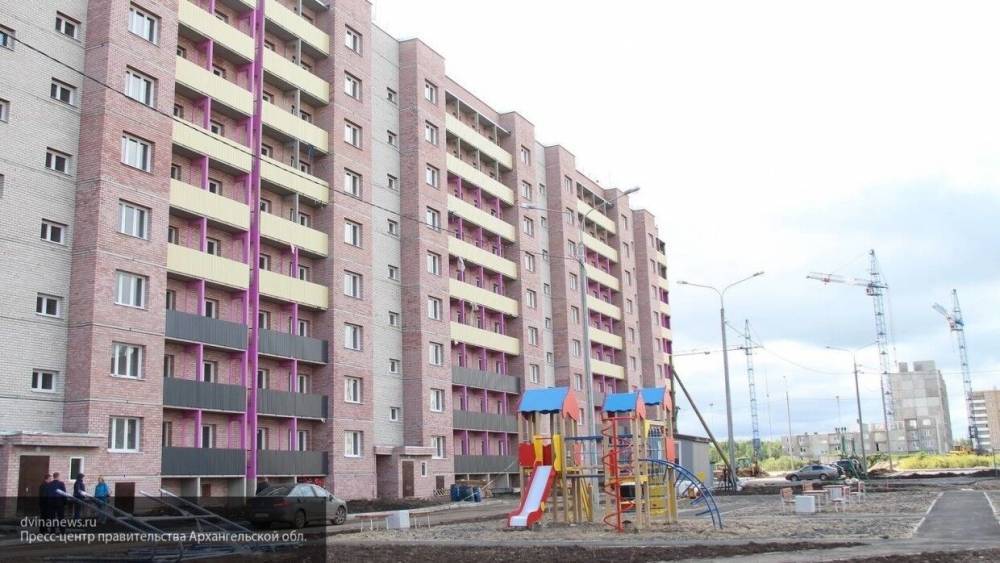 Школьница погибла после падения с крыши многоэтажки в Саратовской области