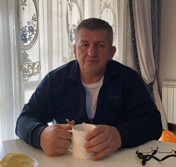 «Здесь ситуация серьезная»: больной коронавирусом отец Нурмагомедова снова впал в кому