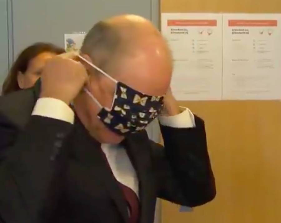 Бельгийский министр рассмешил Сеть надеванием маски