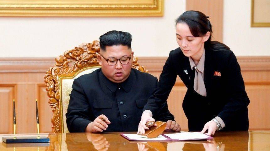 Ким Чен Ына, появившегося на публике впервые за 20 дней, сопровождала сестра