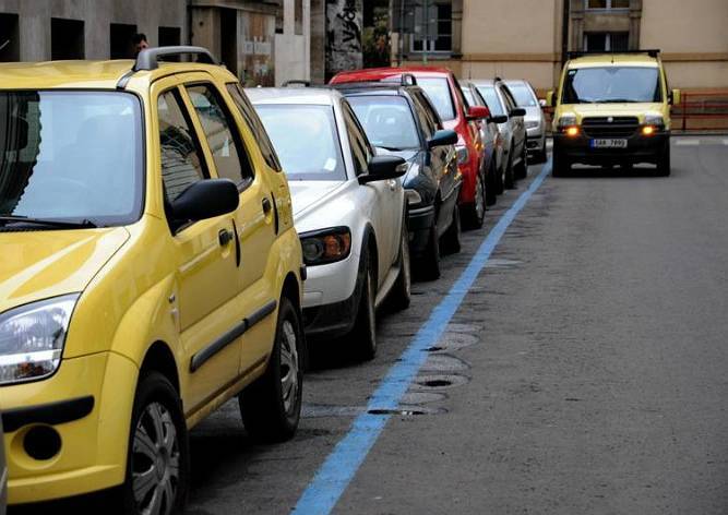 Правительство Чехии внезапно отменило бесплатную парковку. Прага не согласилась