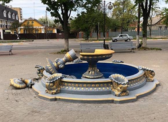 На Украине девушка сломала фонтан, пытаясь сделать селфи