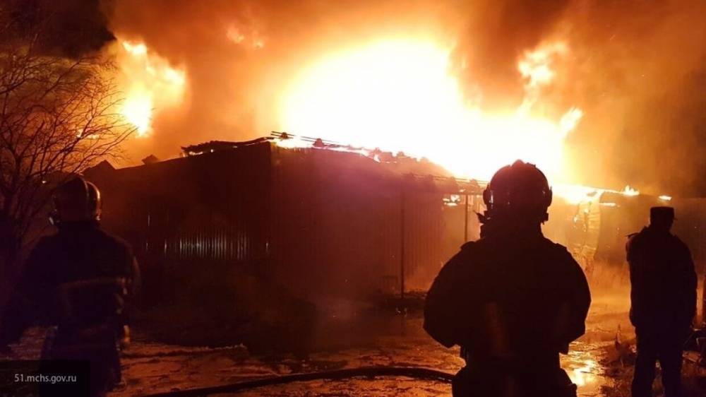 Спасатели МЧС потушили охваченную огнем частную баню в Магадане