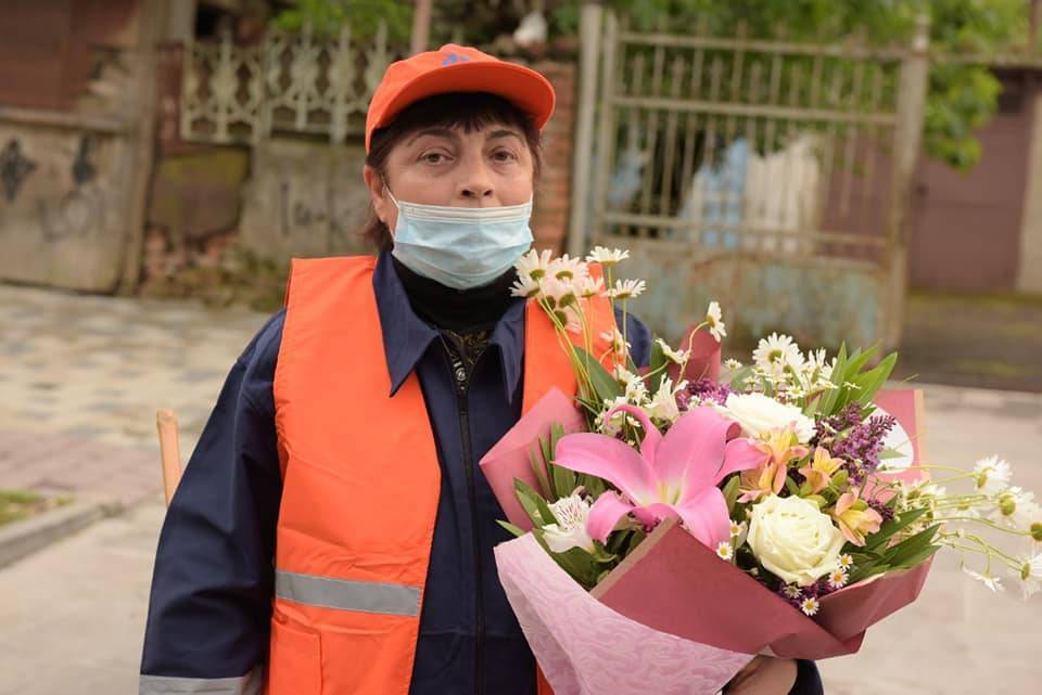 В Кутаиси женщинам-дворникам подарили цветы на праздник «Гвирилоба»