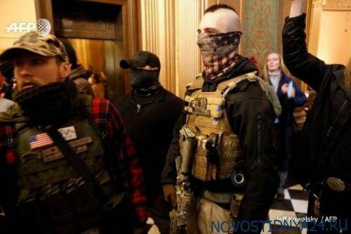 В Мичигане вооруженные протестующие взяли штурмом Капитолий