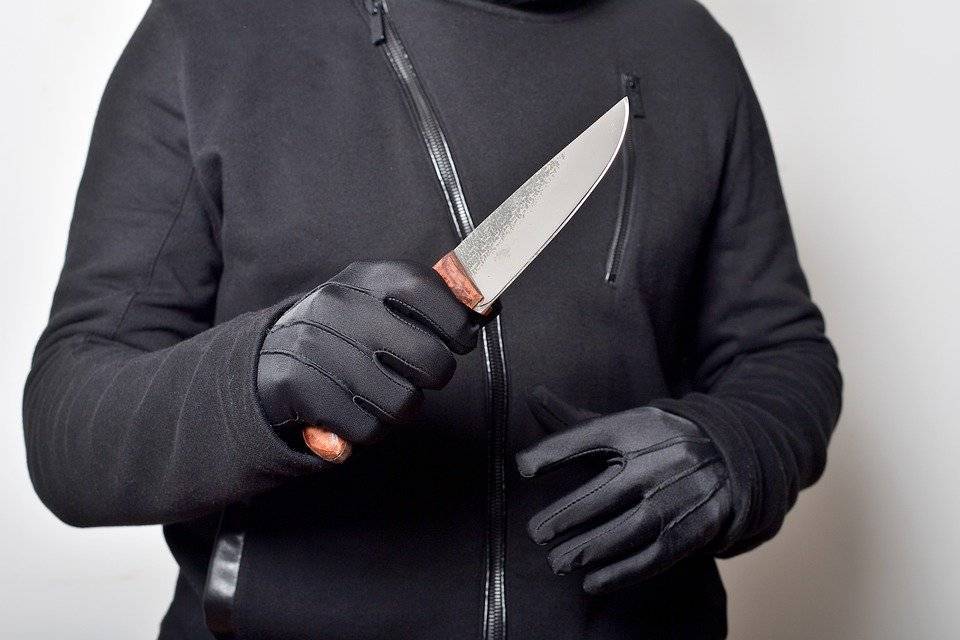 Грабитель ударил ножом россиянина ради пакета с продуктами