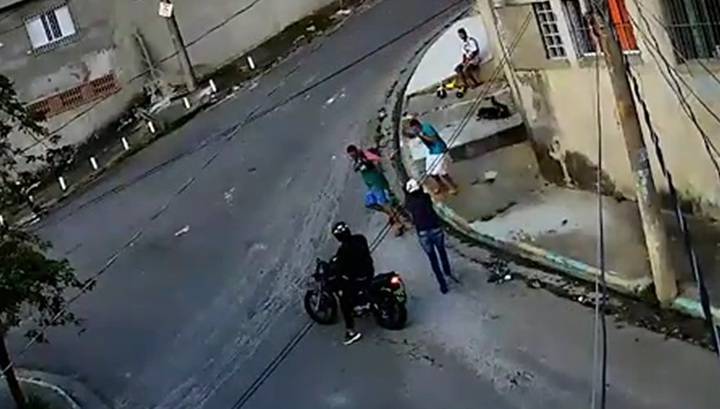 Убийцы хладнокровно расправились с молодыми людьми на улице бразильского города. Видео