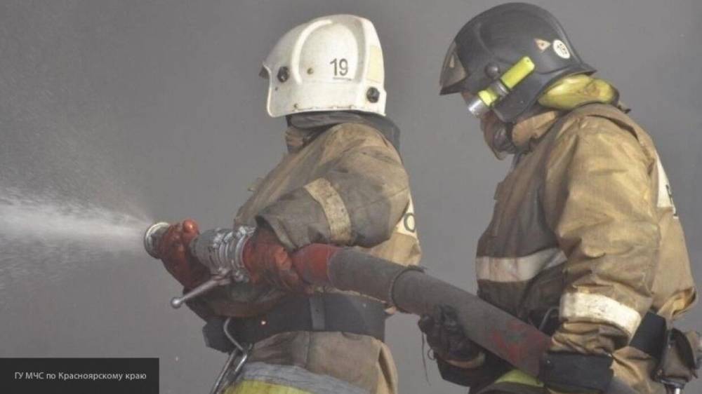 Пожар площадью 100 кв. метров случился в гаражном кооперативе Москвы
