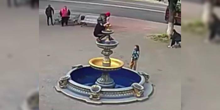 Украинка разрушила фонтан при попытке сделать селфи