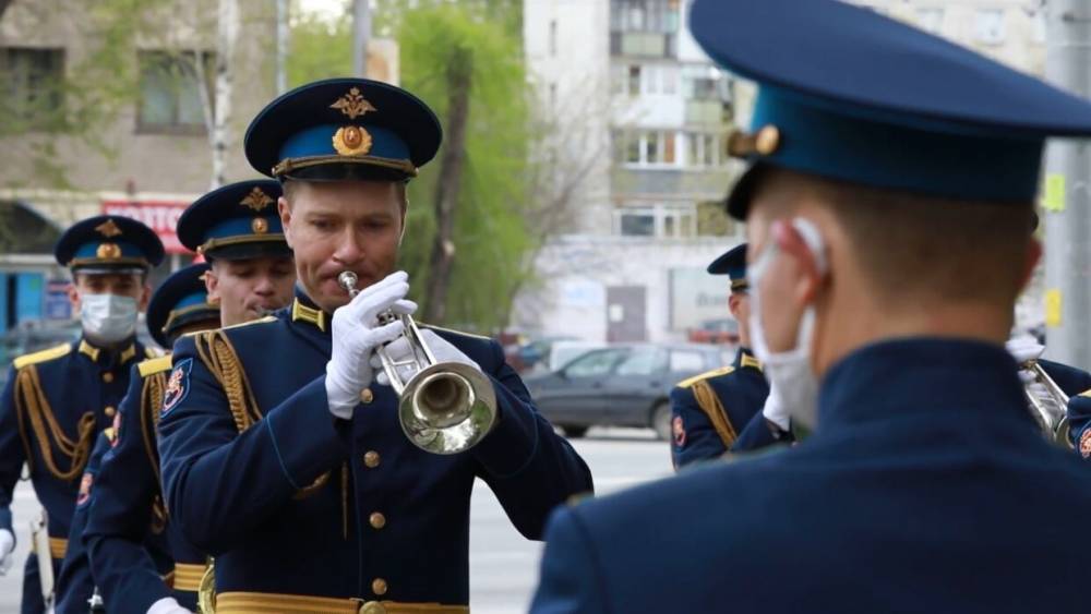 Военные провели концерт в Доме ветеранов Новосибирска.