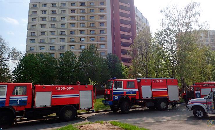 В Гомеле на улице Советской горело общежитие. Пожарные эвакуировали несколько человек — фото