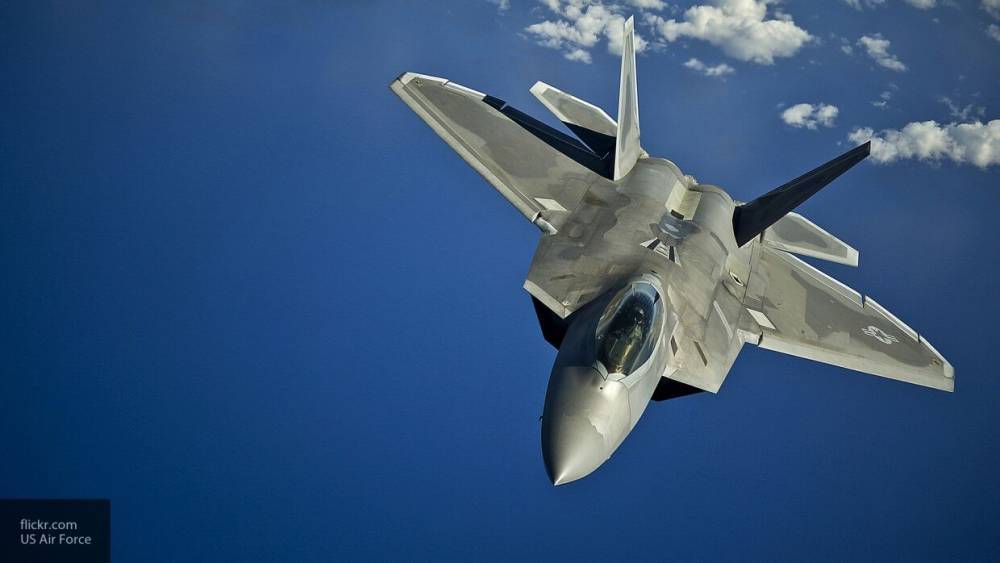 Пилот американского F-22 назвал уникальным опытом перехват российских самолетов