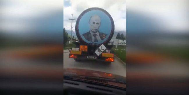 Косовская полиция арестовала сербских водителей за портрет Путина