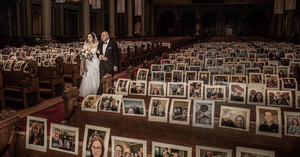 Свадьба на карантине: влюбленные поженились в окружении фото гостей