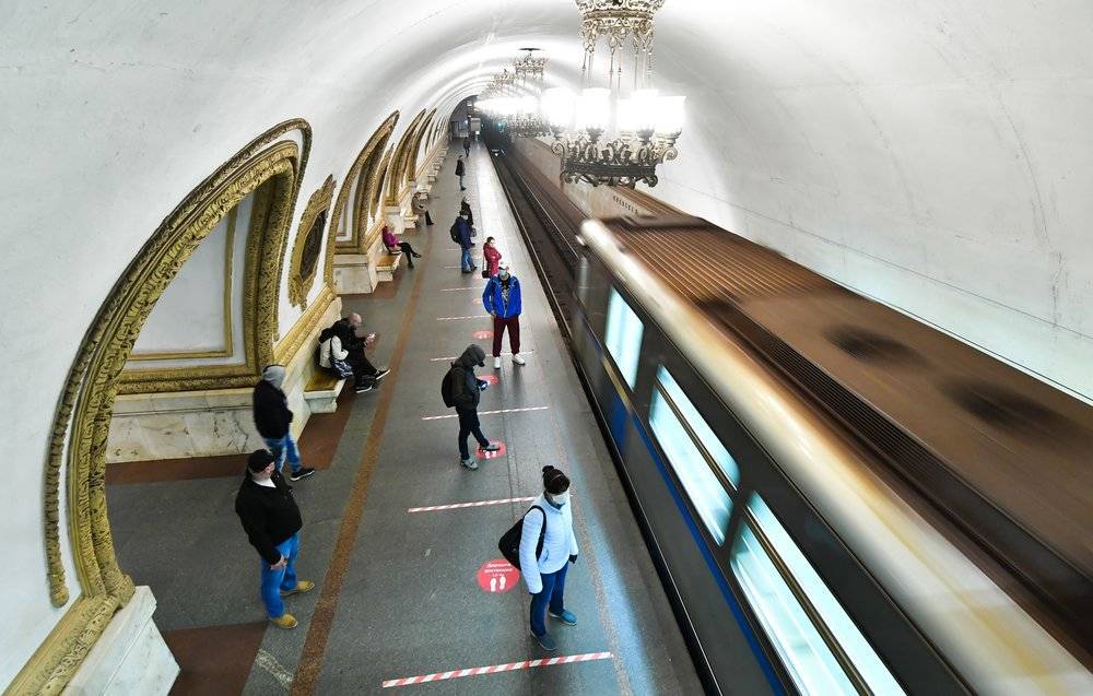 Все станции столичного метро оборудуют санитайзерами к 15 мая