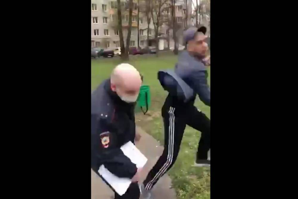 В Москве нарушивший самоизоляцию мужчина набросился на полицейского