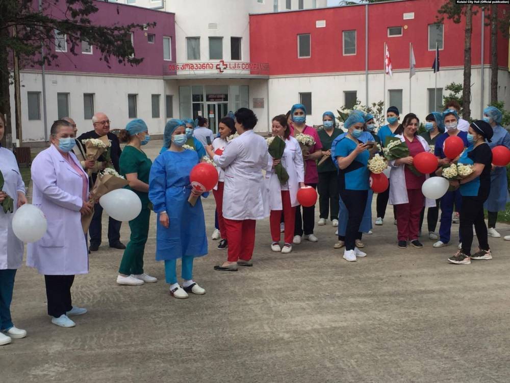 В Кутаиси на «Гвирилоба» подарили букеты ромашек врачам городской инфекционной больницы - newsgeorgia.ge - Кутаиси - county Hall