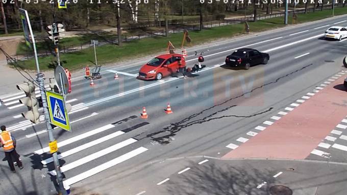 На перекрестке Светлановского проспекта и улицы Вернандского произошло ДТП с мотоциклистом