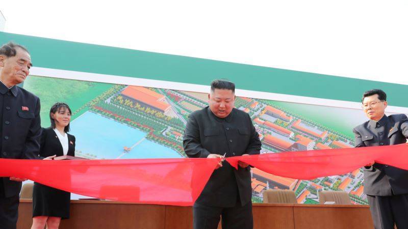 Он вернулся: Ким Чен Ын появился на заводе по производству удобрений